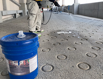 表面強化剤散布工法